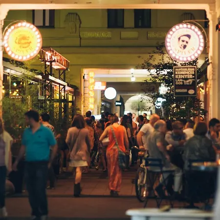 Synagogue Gozsdu Corner * Budapest