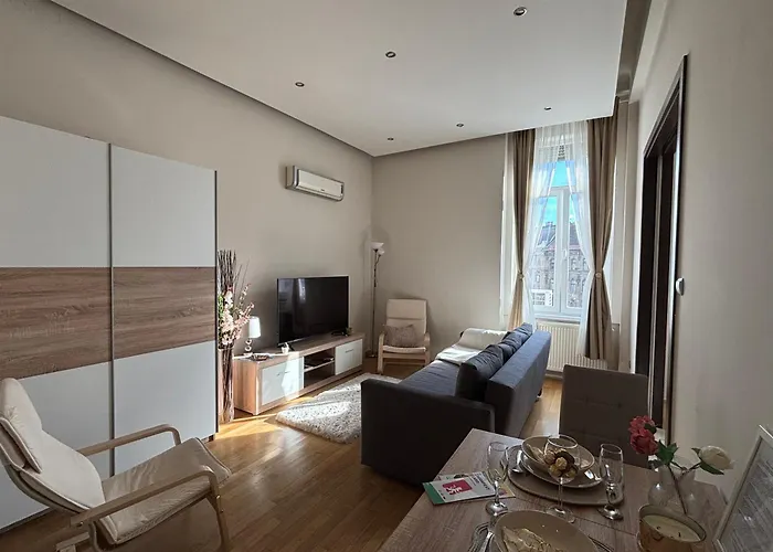 Synagogue Gozsdu Corner Apartment Budapest