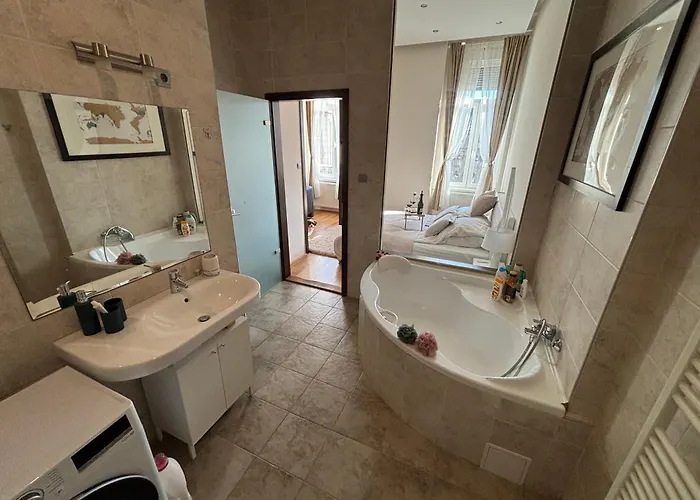 Synagogue Gozsdu Corner Apartment