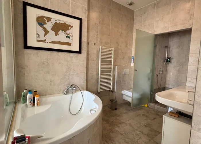 Synagogue Gozsdu Corner * בודפשט